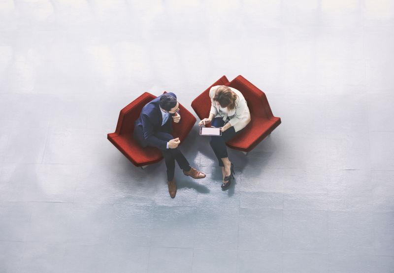 Manager offrant une contre-offre à un employé